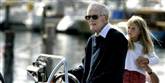 <span style='font-family: Arial; font-size: 15px; color: White;'>Mærsk Mckinney Møller sammen med et af sine børnebørn tilbage i januar 1998. Skibsreder blev 98 år gammel.</span> <span style='font-family: Arial; font-weight: normal; font-size: 15px; color: #999999;'>Foto: Wilmann Thomas / POLFOTO</span>