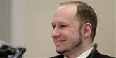 <span style='font-family: Arial; font-size: 15px; color: White;'>Breivik smilede, da en af dommerne i går blev erklæret inhabil for at have skrevet på sin Facebook-profil, at massemorderen fortjente dødsstraf for sine handlinger.</span> <span style='font-family: Arial; font-weight: normal; font-size: 15px; color: #999999;'>Foto: LARSEN , HAKON MOSVOLD / POLFOTO</span>