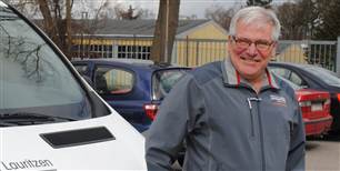 Ole Havmand er 58 år og elektriker. Han har arbejdet med alarmer og sikring siden 1990.&nbsp;"Mange af de unge i dag er fandme dygtige for eksempel til at programmere," siger han. &nbsp;Til gengæld ringer de yngre til ham, når der er en fejl på et anlæg, der er svær at finde. &nbsp;