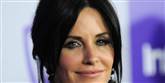 <span style='font-family: Arial; font-size: 15px; color: White;'>I 1995 var verden blevet taget med storm af vennerne fra tv-serien Friends. Courtney Cox, som spillede Monica, strøg ganske naturligt ind på førstepladsen over smukhed.</span> <span style='font-family: Arial; font-weight: normal; font-size: 15px; color: #999999;'>Foto: AP, POLFOTO, Chris Pizzello</span>