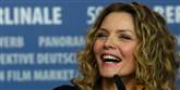 <span style='font-family: Arial; font-size: 15px; color: White;'>Men der stoppede mændenes krav på smukhed. Michelle Pfeiffer var i 1999 atter så smuk, at People Magazine ikke kunne undgå at kåre hende igen.</span> <span style='font-family: Arial; font-weight: normal; font-size: 15px; color: #999999;'>Foto: HERMANN J. KNIPPERTZ / POLFOTO</span>