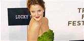 <span style='font-family: Arial; font-size: 15px; color: White;'>Det seneste årtis hårde rivalisering om titel og ære blev i 2007 sat på pause, da den charmerende naboens-datter-agtige Drew Barrymore scorede højest på People Magazine's smukhedsbarometer.</span> <span style='font-family: Arial; font-weight: normal; font-size: 15px; color: #999999;'>Foto: David Shankbone /  GNU Free Documentation License / Wikimedia Commons</span>