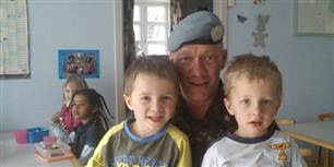 Thomas Bøje Frederiksen, der her ses sammen med sine tvillinger, er krigsveteran. Han er førtidspensioneret på grund af sine traumer fra Balkan-krigen. Hvis det står til Venstre, vil han få tilbudt et fleksjob efter en politisk reform på området.