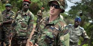 Amerikanerne har fem baser i den centralafrikanske regnskov, fordelt på fem forskellige lande. Billedet er taget i en lejr i Den Centralafrikanske Republik. Kaptajn Gregory, 29, fra Texas briefer soldater fra Uganda.