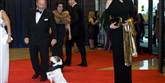 <span style='font-family: Arial; font-size: 15px; color: White;'>Hunden Uggie fra stumfilmen 'The Artist' deltog også i middagen. Han har været nødt til at trække sig fra filmbranchen af helbredshensyn, men har det åbenbart godt nok til at fyre den af samme med præsidenten.</span> <span style='font-family: Arial; font-weight: normal; font-size: 15px; color: #999999;'>Foto: Kevin Wolf / POLFOTO</span>