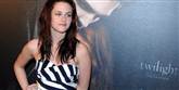 <span style='font-family: Arial; font-size: 15px; color: White;'>Hun er nok mest kendt for sin rolle som Bella Swan i ungdomsfilmene om vampyr, varulve og menneske romancen 'Twilight-triologien'. Måske hun i fremtiden bliver modeikon? Ihvertfald er skuespiller Kristen Stewart den bedst klædte kvinde i 2012 ifølge modeskribenterne på Glamour.</span> <span style='font-family: Arial; font-weight: normal; font-size: 15px; color: #999999;'>Foto: colourbox</span>