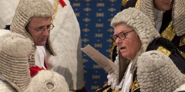 Se dronningen og mænd i gamle, skøre parykker