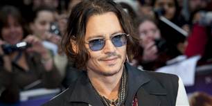 Med blå briller og pagehår var Johnny Deep onsdag til europæisk premiere på filmen "Dark Shadows" i London.
