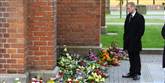<span style='font-family: Arial; font-size: 15px; color: White;'>Udenfor kirken var der lagt blomster i massevis fra de mange fremmødte Horsens-borgere.</span> <span style='font-family: Arial; font-weight: normal; font-size: 15px; color: #999999;'>Foto: Anders Brohus / POLFOTO</span>