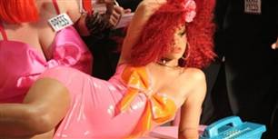 -Vi beder for hende. Vi håber, at hun vil lægge sine dårlige vaner på hylden og bruge mere tid i kirken, siger præsten om Rihanna. 
Ud fra dette billede at bedømme, er det ikke kirkegang, der står øverst på stjernens to-do-list.