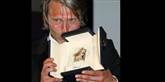 <span style='font-family: Arial; font-size: 15px; color: White;'>Mads Mikkelsen kysser prisen. Varrmen fra de mange blitzlys får den danske verdensstjerne til at ligne Svend Sved, som han selv spillede i 'De grønne slagtere'</span> <span style='font-family: Arial; font-weight: normal; font-size: 15px; color: #999999;'>Foto: Joel Ryan / POLFOTO</span>
