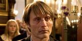 <span style='font-family: Arial; font-size: 15px; color: White;'>Det var for præstationen i Jagten, at Mads Mikkelsen fik prisen. Han har selv udtalt, at han græd i otte timer en dag under optagelserne.</span> <span style='font-family: Arial; font-weight: normal; font-size: 15px; color: #999999;'>Foto: Zentropa / POLFOTO</span>
