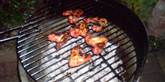 <span style='font-family: Arial; font-size: 15px; color: White;'>En grill udsender nemlig kulilte, som er usynlig og lugtfri. Kulilte kan udvikles fra grillen i op til 24 timer efter brug og kan i værste fald være dræbende.</span> <span style='font-family: Arial; font-weight: normal; font-size: 15px; color: #999999;'>Foto: Heggyhomolit / Wikimedia</span>