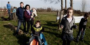 Kærligheden overvinder alt. Men for Paw Svarre og Lone Anker Rasmussen har den stukket en kæp i hjulet på karrieren. Nu står ægteparret fra Rødekro tilbage med seks børn, en grandanois og en flok heste - og uden job.