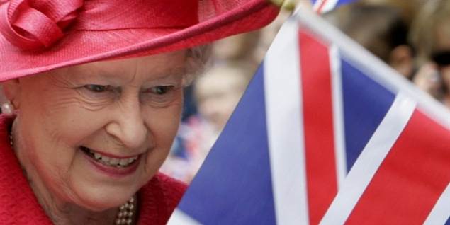 Se briterne gå amok til kongelig gadefest