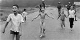 <span style='font-family: Arial; font-size: 15px; color: White;'>Det verdensberømte fotografi fra Vietnamkrigen blev taget den 8. juni 1972. Fotografiet viser grædende børn, inklusive niårige Phan Thi Kim Phuc i midten, som løber ned ad Route 1 nær Trang Bang i Vietnam efter at været blevet alvorligt forbrændt på ryggen.</span> <span style='font-family: Arial; font-weight: normal; font-size: 15px; color: #999999;'>Foto: AP Photo/Nick Ut / POLFOTO</span>