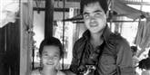 <span style='font-family: Arial; font-size: 15px; color: White;'>Fotografen Nick Ut fra Associated Press og pigen blev genforenet i 1973. Han vandt Pulitzer-prisen for fotografiet. Og det blev Årets Pressefoto i 1972.</span> <span style='font-family: Arial; font-weight: normal; font-size: 15px; color: #999999;'>Foto: AP / POLFOTO</span>
