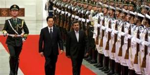 I lørdags havde Kinas præsident besøg af Irans præsident Mahmoud Ahmadinejad i Beijing. Under en uge efter knytter han næve med Helle Thorning-Schmidt