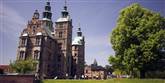 <span style='font-family: Arial; font-size: 15px; color: White;'>Så går turen til Rosenborg slot i Kongens Have klokken 15.00. Her siger kineserne farvel til dronning Margrethe og prins Henrik, og hej til kronprins Frederik og kronprinsesse Mary.</span> <span style='font-family: Arial; font-weight: normal; font-size: 15px; color: #999999;'>Foto: Colourbox</span>