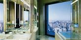 <span style='font-family: Arial; font-size: 15px; color: White;'>Hvis du i stedet er til storbyferie, kan du blive indkvarteret på øverste etage på New Yorks Four Seasons Hotel. Det såkaldte Ty Warner Penthouse har både en indendørs zen-have med vandfald og et badeværelse med panoramaudsigt over byen. For den nette sum af 280.000 kroner per nat får du oven i købet en personlig træner og en Rolls Royce med chauffør, som står til rådighed døgnet rundt.</span>