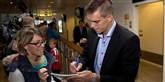 <span style='font-family: Arial; font-size: 15px; color: White;'>Daniel Agger skrev flittigt autografer til de ivrige fans, da han dukkede op. Den danske anfører har fået meget ros for sin flotte indsats.</span> <span style='font-family: Arial; font-weight: normal; font-size: 15px; color: #999999;'>Foto: Finn Frandsen / POLFOTO</span>