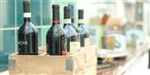<span style='font-family: Arial; font-size: 15px; color: White;'>Er det nu også seks ens flasker vin, der gemmer sig i kassen, eller har kunden byttet tilbudsvinen ud med dyr Brunello? Det skal Aldi-ansatte huske at tjekke, uanset hvor lang køen er.</span> <span style='font-family: Arial; font-weight: normal; font-size: 15px; color: #999999;'>Foto: Colourbox</span>