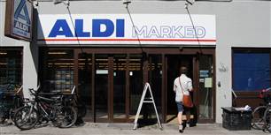 Kontrol, tricks og test er hverdag for ansatte i discountkæden Aldi. Butikkerne er organiseret i distrikter, og distrikschefen sørger løbende for at foretage 'testkøb' for at sikre sig, at medarbejderne er vågne. Dumper man testkøbet tre gange, kan det koste jobbet.