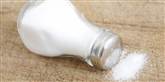 <span style='font-family: Arial; font-size: 15px; color: White;'>Natrium: 105 g. Natrium er en af to bestanddele i almindeligt salt, så der skulle være salt nok i et menneske til et par ordentlige skefulde.</span> <span style='font-family: Arial; font-weight: normal; font-size: 15px; color: #999999;'>Foto: Colourbox</span>