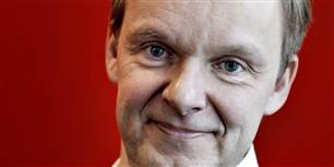 Chefredaktør på Ekstra Bladet, Poul Madsen, skal vidne i dag. Det samme skal avisens journalist Jan Kjærgaard, der har fortalt, at Peter Arnfeldt tilbød ham dele af skatteafgørelsen, men har afvist at udtale sig til politiet. Til gengæld har Kjærgaard lovet at udtale sig til Skattesagskommissionen.