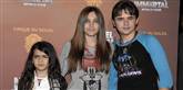 <span style='font-family: Arial; font-size: 15px; color: White;'>Michael Jackson fik tre børn med to forskellige kvinder. Fra venstre: Blanket, Paris og Prince Michael Jr. Han har desuden været gift med Lisa Marie Presley, Elvis' datter.</span> <span style='font-family: Arial; font-weight: normal; font-size: 15px; color: #999999;'>Foto: DAN STEINBERG / POLFOTO</span>