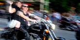 <span style='font-family: Arial; font-size: 15px; color: White;'>Også i San Francisco blev weekenden brugt på at feste for LGBT-rettigheder. Dykes on Bikes er fast inventar på paraden, der består af mere end 200 optog.</span> <span style='font-family: Arial; font-weight: normal; font-size: 15px; color: #999999;'>Foto: Noah Berger / POLFOTO</span>
