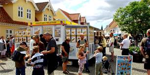 Turistområderne i Danmark skal have andet end røde pølser at byde turisterne på, mener politikere