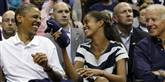 <span style='font-family: Arial; font-size: 15px; color: White;'>Farmand Obama driller datteren, Malia Obama. Til venstre for hende sidder Vicepræsident Joe Biden, der også var med på tilskuerrækkerne under kampen.</span> <span style='font-family: Arial; font-weight: normal; font-size: 15px; color: #999999;'>Foto: Alex Brandon / POLFOTO</span>