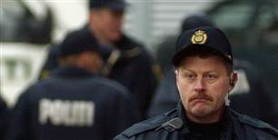Der er mange sure miner blandt de danske betjente. Politiet skal nemlig spare, og det går ud over deres garderobe. Fremover får de kun fem skjorter og et par bukser årligt.