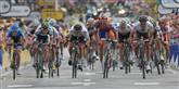 <span style='font-family: Arial; font-size: 15px; color: White;'>Mark Cavendish vinder overlegent 18. etape, godt hjulpet af holdkammerat og manden med den gule trøje Bradley Wiggins fra Team Sky.</span> <span style='font-family: Arial; font-weight: normal; font-size: 15px; color: #999999;'>Foto: AP Photo/Christophe Ena / POLFOTO</span>