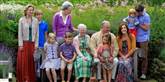 <span style='font-family: Arial; font-size: 15px; color: White;'>Fra venstre: Prinsesse Alexandra, prins Richard, prinsesse Ingrid, prinsesse Benedikte, prins Christian, dronning Margrethe, prins Henrik, prinsesse Isabella, kronprinsesse Mary, prins Vincent og kronprins Frederik samt gravhundene Vega (ruhåret) og Helike, da kongefamilien fredag lod sig fotografere på Gråsten Slot.</span> <span style='font-family: Arial; font-weight: normal; font-size: 15px; color: #999999;'>Foto: Anders Brohus / POLFOTO</span>