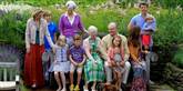 <span style='font-family: Arial; font-size: 15px; color: White;'>Fra venstre: Prinsesse Alexandra, prins Richard, prinsesse Ingrid, prinsesse Benedikte, prins Christian, dronning Margrethe, prins Henrik, prinsesse Isabella, kronprinsesse Mary der hellere vil kigge på prins Vincent og kronprins Frederik samt gravhundene Vega (ruhåret) og Helike.</span> <span style='font-family: Arial; font-weight: normal; font-size: 15px; color: #999999;'>Foto: Anders Brohus / POLFOTO</span>