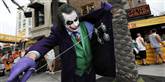 <span style='font-family: Arial; font-size: 15px; color: White;'>Batmans fjende nummer 1 er superskurken The Joker, som James E. Holmes angiveligt er meget inspireret af. Ifølge amerikanske medier sagde han under anholdelsen, at han var Jokeren. Det menes også at kunne forklare, hvorfor han har farvet håret flammende rød-orange, som en klovn.</span> <span style='font-family: Arial; font-weight: normal; font-size: 15px; color: #999999;'>Foto: Denis Poroy/Invision/AP / POLFOTO</span>