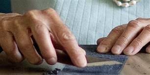Der skal 300 bøger til en hel årgang. Dem bandt Dorthe ind i hånden.