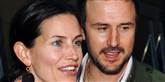 <span style='font-family: Arial; font-size: 15px; color: White;'>Få dage før deres 13-års jubilæum indgav David Arquette de officielle skilsmissepapirer. Parret er dog stadig på god fod og spiller gerne sammen på tv.</span> <span style='font-family: Arial; font-weight: normal; font-size: 15px; color: #999999;'>Foto: Scanpix, Reuters, Jim Ruymen</span>