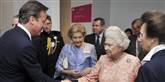 <span style='font-family: Arial; font-size: 15px; color: White;'>Den engelske Premierminister David Cameron hilste på Dronningemoderen, der lige har fejret 60 års jubilæum som monark.</span> <span style='font-family: Arial; font-weight: normal; font-size: 15px; color: #999999;'>Foto: AP / POLFOTO</span>