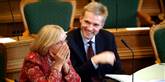 <span style='font-family: Arial; font-size: 15px; color: White;'>Den kontroversielle og markante frontkvinde for Dansk Folkeparti træder til september tilbage fra formandsposten. Hun peger på medstifteren af partiet Kristian Thulesen Dahl som kommende partiformand. Her morer de to politikere sig under Folketingets åbningsdebat i 2004.</span> <span style='font-family: Arial; font-weight: normal; font-size: 15px; color: #999999;'>Foto: Jens Panduro / POLFOTO</span>