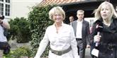 <span style='font-family: Arial; font-size: 15px; color: White;'>Pia K. offentliggjorde sin overdragelse på et pressemøde på partiets sommermøde i dag. Her forlader hun pressemødet med den forventede kommende partiformand på slæb.</span> <span style='font-family: Arial; font-weight: normal; font-size: 15px; color: #999999;'>Foto: Ole Frederiksen / POLFOTO</span>
