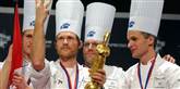 <span style='font-family: Arial; font-size: 15px; color: White;'>Rasmus Kofoed har vundet både bronze og sølvmedalje i VM for kokke. I 2010 vandt han guld ved EM for kokke og i 2011 vandt han guld i Bocuse d'Or.</span> <span style='font-family: Arial; font-weight: normal; font-size: 15px; color: #999999;'>Foto: Scanpix, AFP, Philippe Merle</span>
