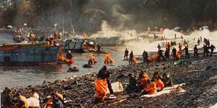 Foto fra Exxon Valdez olieforurening af Alaskas kyst i 1989. Nu bliver det berygtede skib skrottet i Indien.
