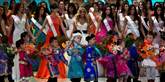 <span style='font-family: Arial; font-size: 15px; color: White;'>Hele Miss World-showet var storartet - her dukkede en gruppe børn iført traditionelle kostumer fra Mongoliet op på scenen.</span> <span style='font-family: Arial; font-weight: normal; font-size: 15px; color: #999999;'>Foto: AP Photo/Andy Wong / POLFOTO</span>