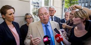 Fra venstre: Beskæftigelsesminister Mette Frederiksen (S), FTF-formand Bente Sorgenfrey, LO-formand Harald Børsting og KL-formand Erik NIelsen har sat sig for at finde job til de dagpengemodtagere,s om står til at ryge af ydelsen. Her ses de foran ministeriet i fredags. Børsting meldte klart ud, at indsatsen ikke er nok, mere skal gøres for de berørte. En række socialdemokrater er enige med ham.