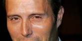 <span style='font-family: Arial; font-size: 15px; color: White;'>Mads Mikkelsen virker som en ret afslappet fyr af natur. Alligevel mente stjernen at det var over stregen, da Se og Hør bragte billeder af hans bare bagdel med overskrifterne: "Mads Mikkelsen chokerer," "stærke billeder," og "pornostjerne".</span> <span style='font-family: Arial; font-weight: normal; font-size: 15px; color: #999999;'>Foto: AP/ MATT DUNHAM  / POLFOTO</span>