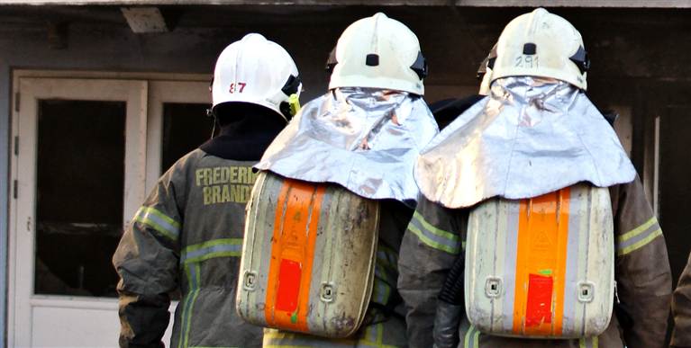 Billedet viser røgdykkere fra Københavns Brandvæsen med iltapparatet 'Travox 120' på ryggen under slukning af den voldsomme brand i KB-Hallen i efteråret 2011. I knap 15 år vidste brandmændenes chefer, at apparatet kan være livsfarligt, men selv om de havde den viden, skrottede de ikke apparatet. Foto: POLFOTO arkiv
