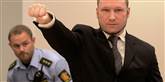 <span style='font-family: Arial; font-size: 15px; color: White;'>Breivik hilste på sin vanlige provokerende måde, da han fredag kom ind i retssalen i Oslo.</span> <span style='font-family: Arial; font-weight: normal; font-size: 15px; color: #999999;'>Foto: AP Photo/Frank Augstein / POLFOTO</span>